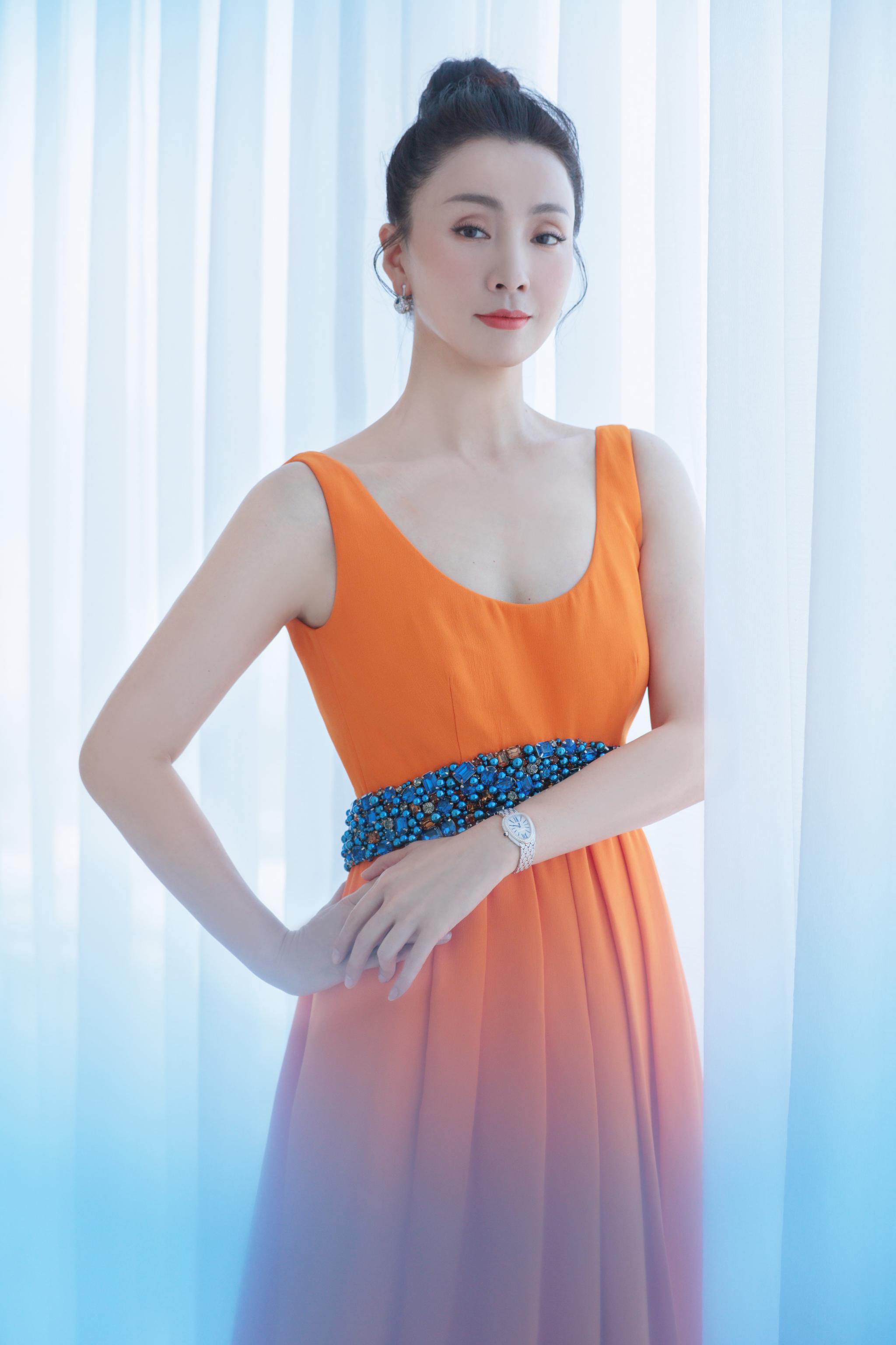 小陶虹 身着prada 橙色细节饰水晶礼服出席第32届中国电影金鸡奖颁奖