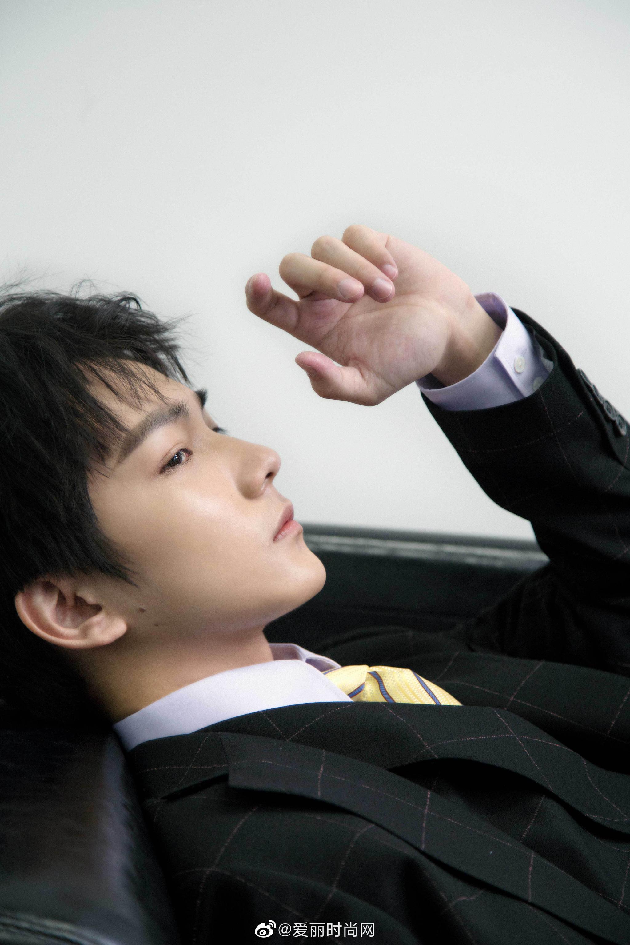 今晚,@祁宋zz 一身黑色格纹西装亮相某时尚盛典,风格简约_高清图集