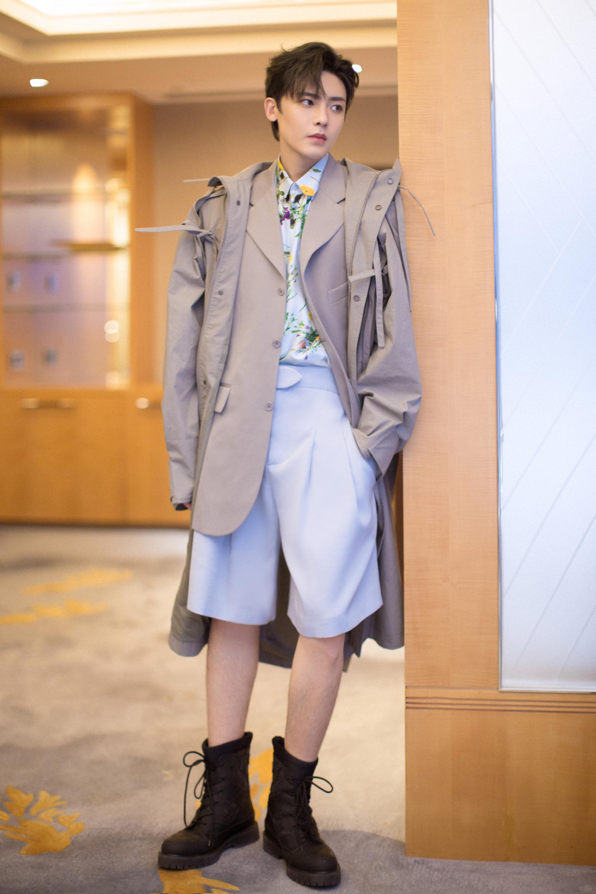 青春活力,率性从容,浪漫少年@侯明昊neo 演绎摩登态度