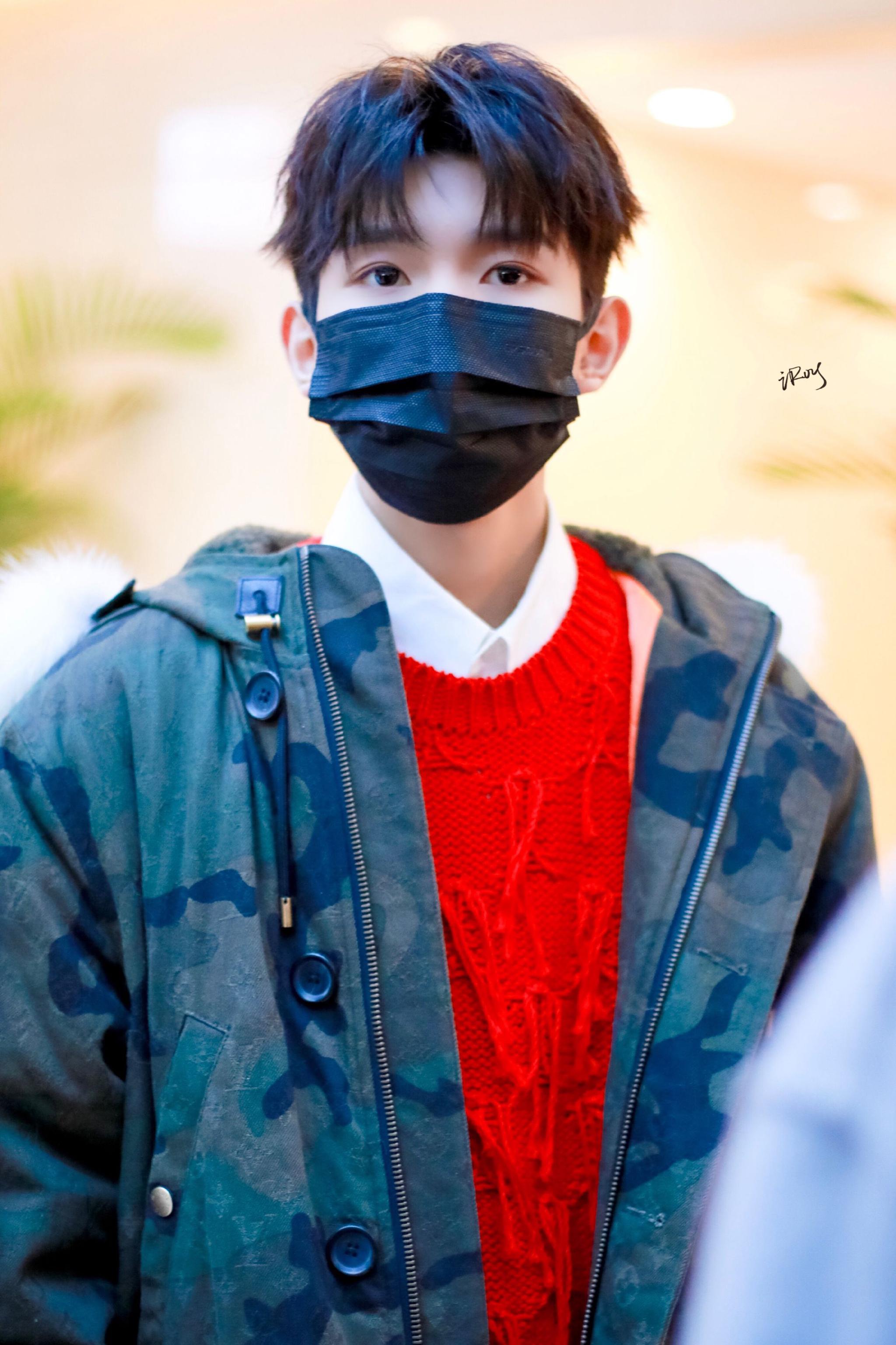 央视编导晒王源的新年礼盒,对王源的称呼很亲密,好像宠孩子一样