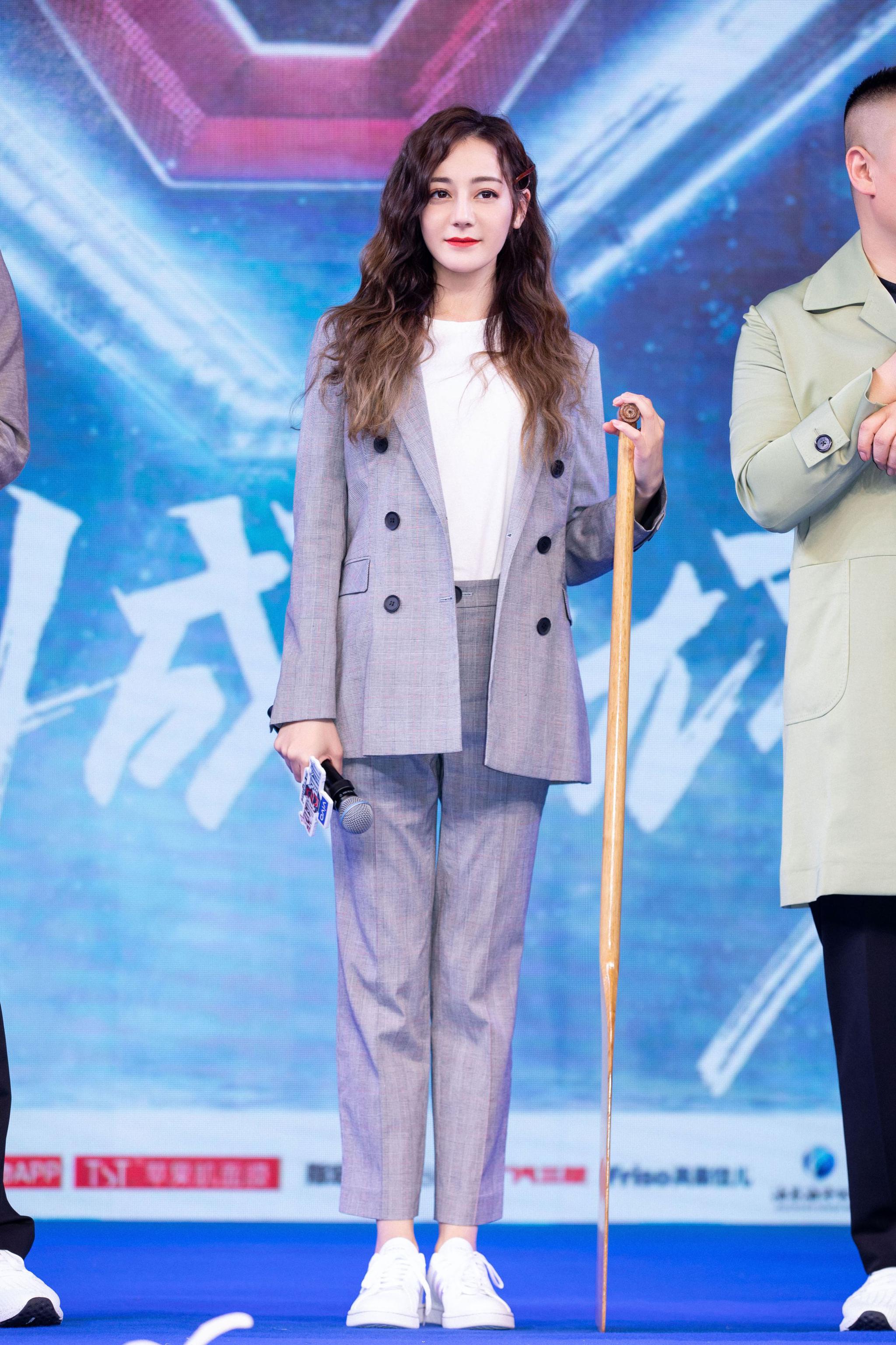 热巴熬夜录综艺疲惫不堪!走路要助理搀扶大长腿瘦如竹竿