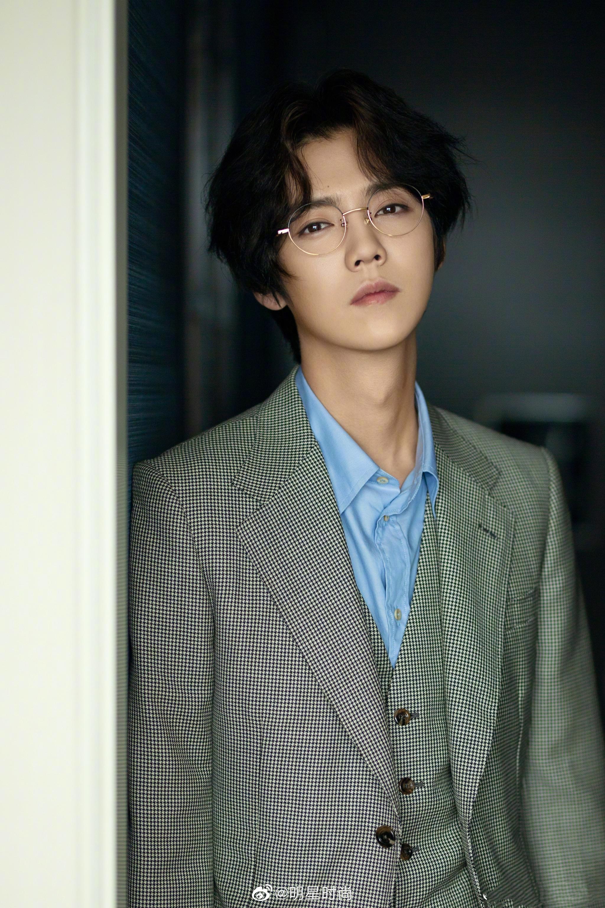 鹿晗眼镜杀,中分卷发加金丝眼镜让人眼前一亮,复古摩登