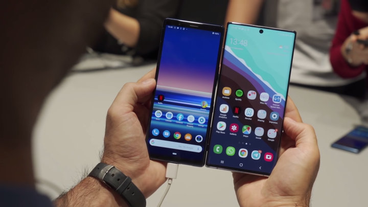 虽然看上去有些随大流,但应该也是为了和 xperia 1 进行区分.