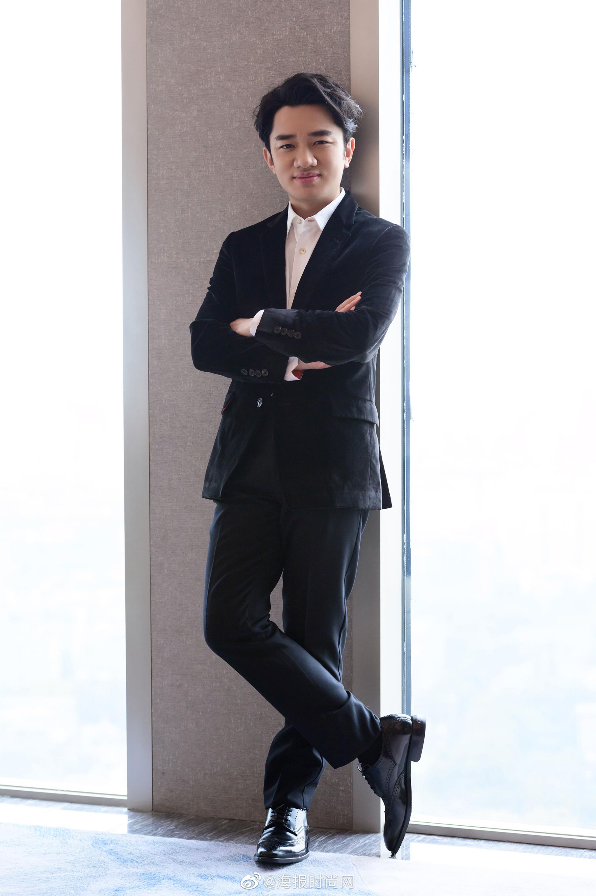 王祖蓝 身穿黑色丝绒西装西装,绅士有型