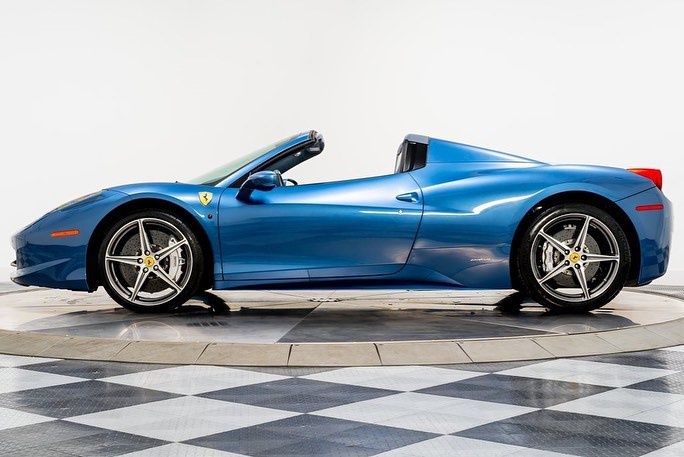 法拉利458敞篷版实车 简洁运动的造型