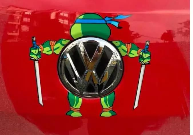 被玩坏的5大车标,保时捷变"保时狗",大众标被恶搞成这样