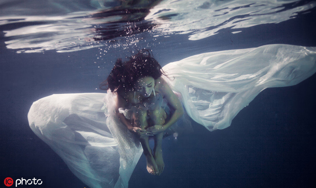 7/ 950岁健身女神刘琳,拍摄了一组人鱼的照片,化身美人鱼,挑战全裸面