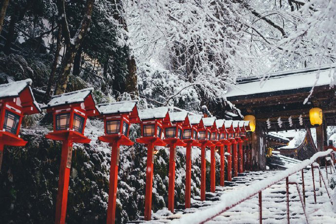 古寺越年鍾 杳杳一百零八聲 窗外雪朦朧