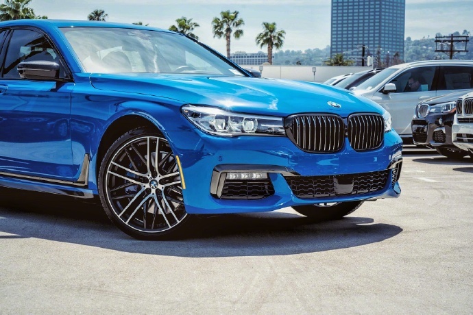 混动的大宝马7系 740e配色相当帅!