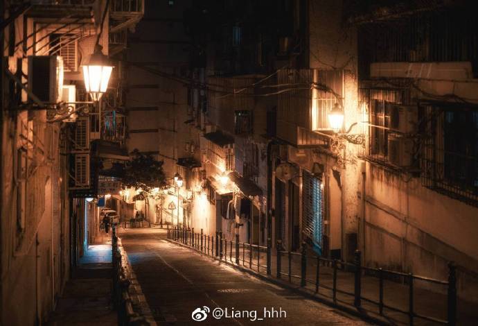 这城市 的小巷 雨下一整晚纪念半夜跟爹娘在金碧辉煌的新葡京里输光