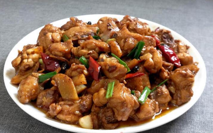 鸡肉跟它们一起炒,肉质不柴很鲜嫩,做法简单很鲜香下饭