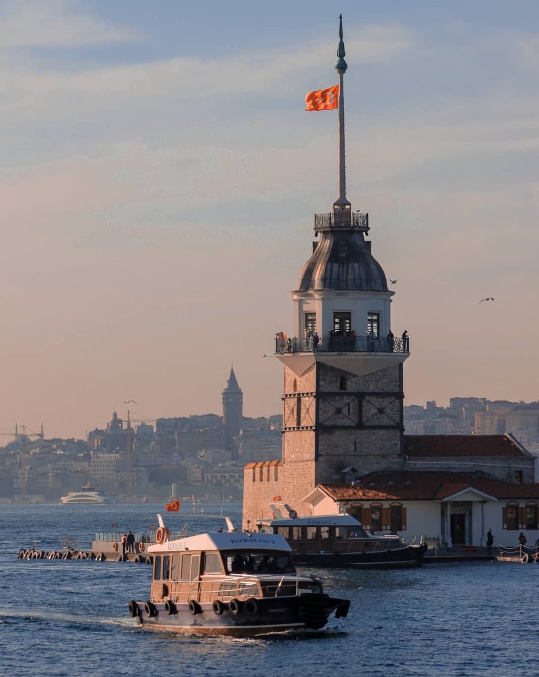 土耳其伊斯坦布尔少女塔矗立在博斯普鲁斯海峡海水中央一个不大的平台