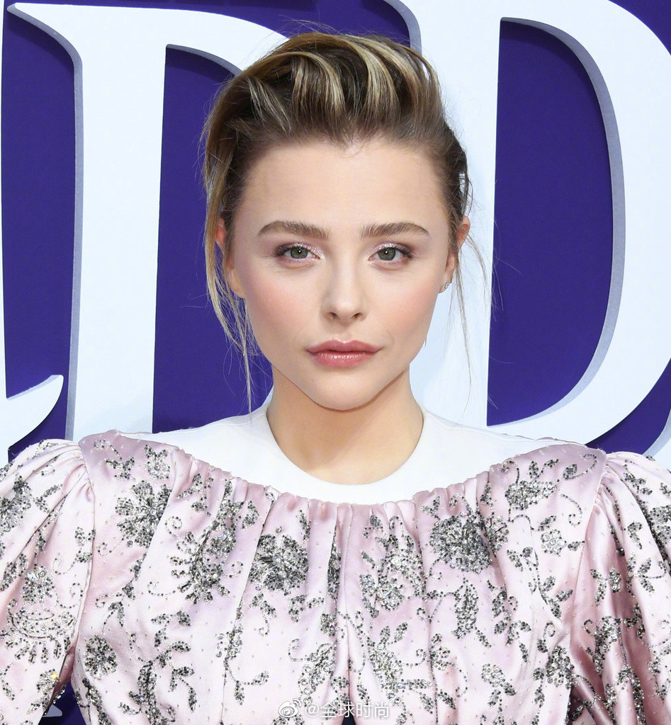 科洛莫瑞兹出席电影首映礼超无暇肌肤和干净清爽的妆容