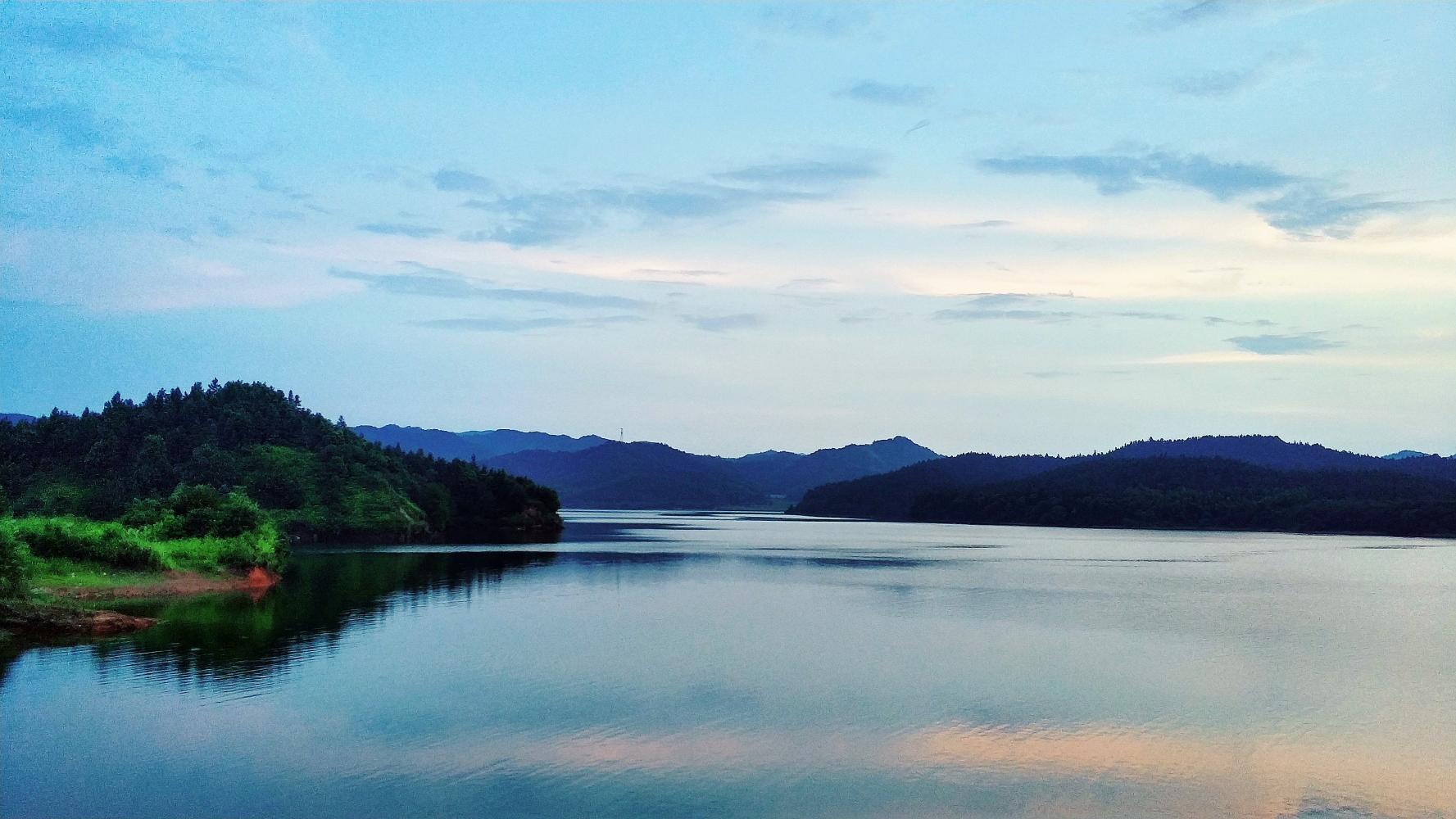 江西省抚州市临川区腾桥镇吴家村跃进水库湖面映晚霞