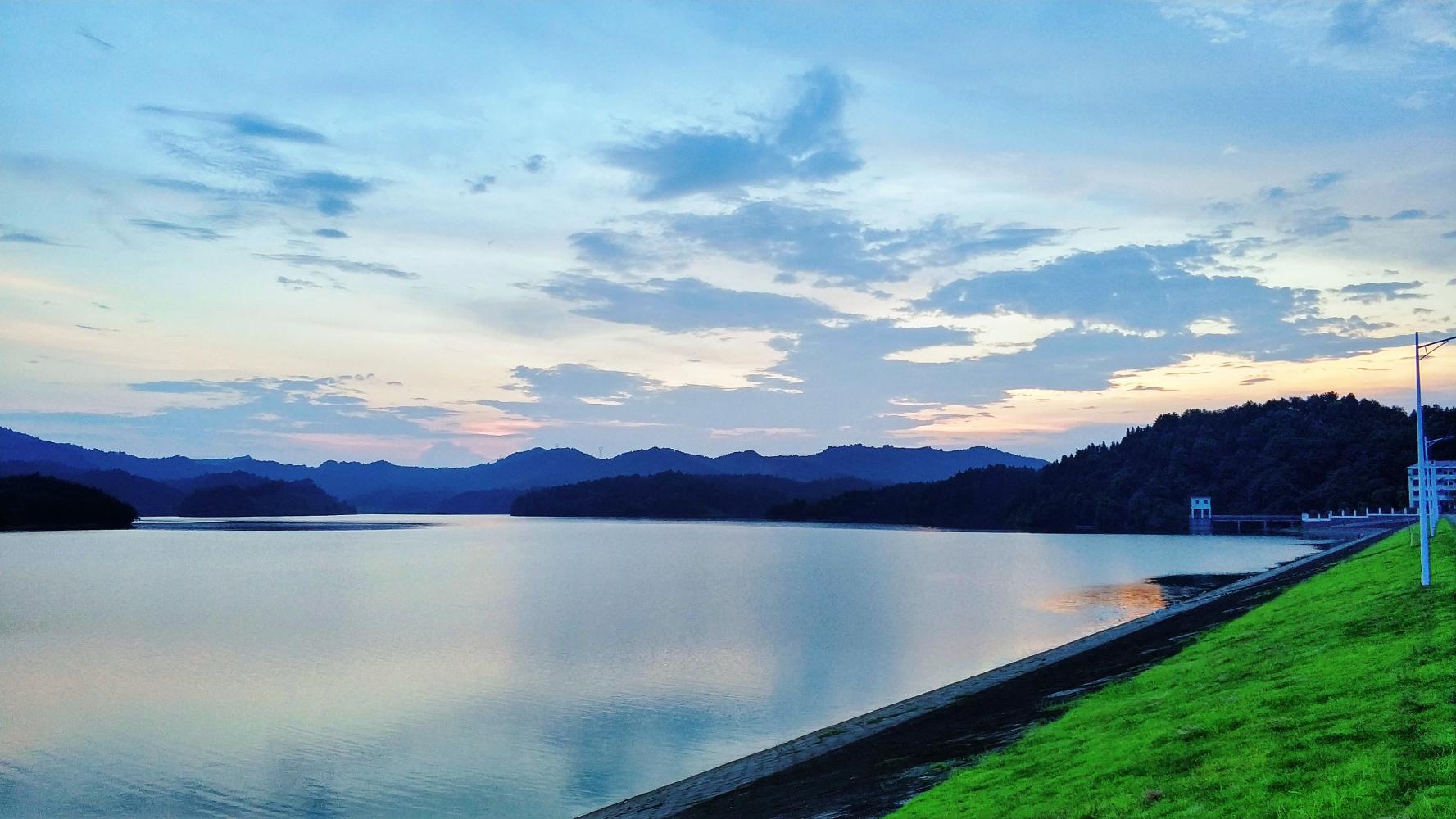 江西省抚州市临川区腾桥镇吴家村跃进水库湖面映晚霞