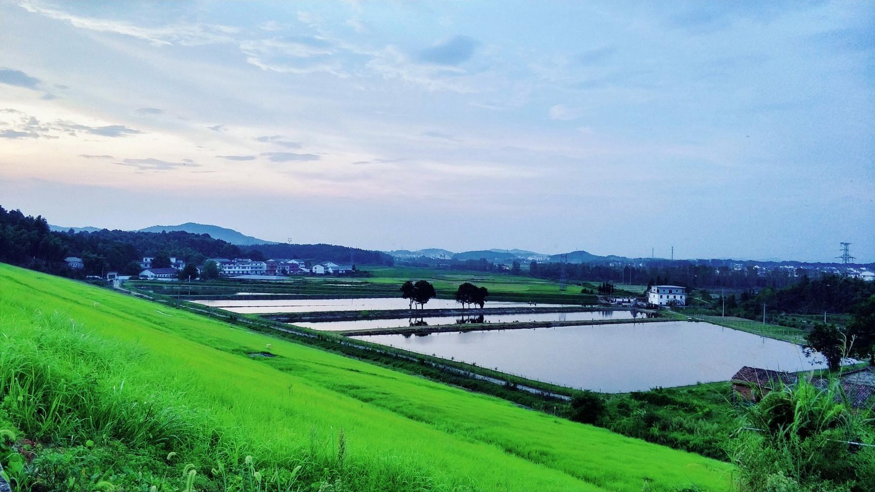 江西省抚州市临川区腾桥镇吴家村跃进水库湖面映晚霞