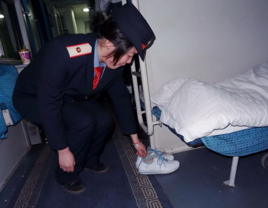 火车卧铺上睡觉,头朝着过道和窗户哪个好一些呢?网友:一言难尽