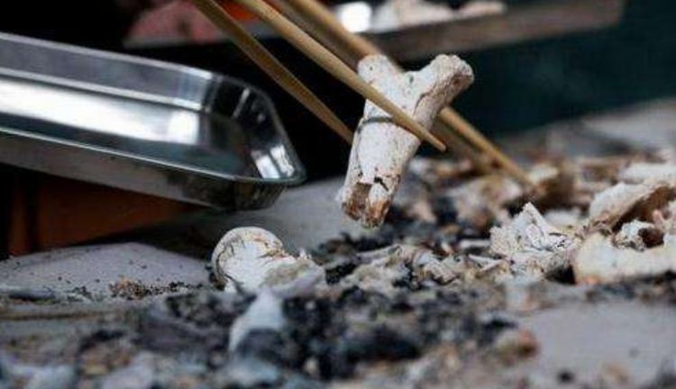 体重800斤男子去世,火化后家人去捡骨灰时让她们顿时崩溃