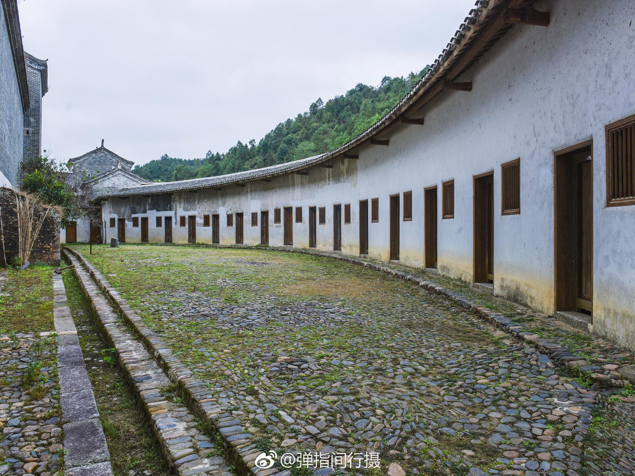 被誉为"岭南第一围"的韶关始兴满堂客家大围,由1833年开始兴建
