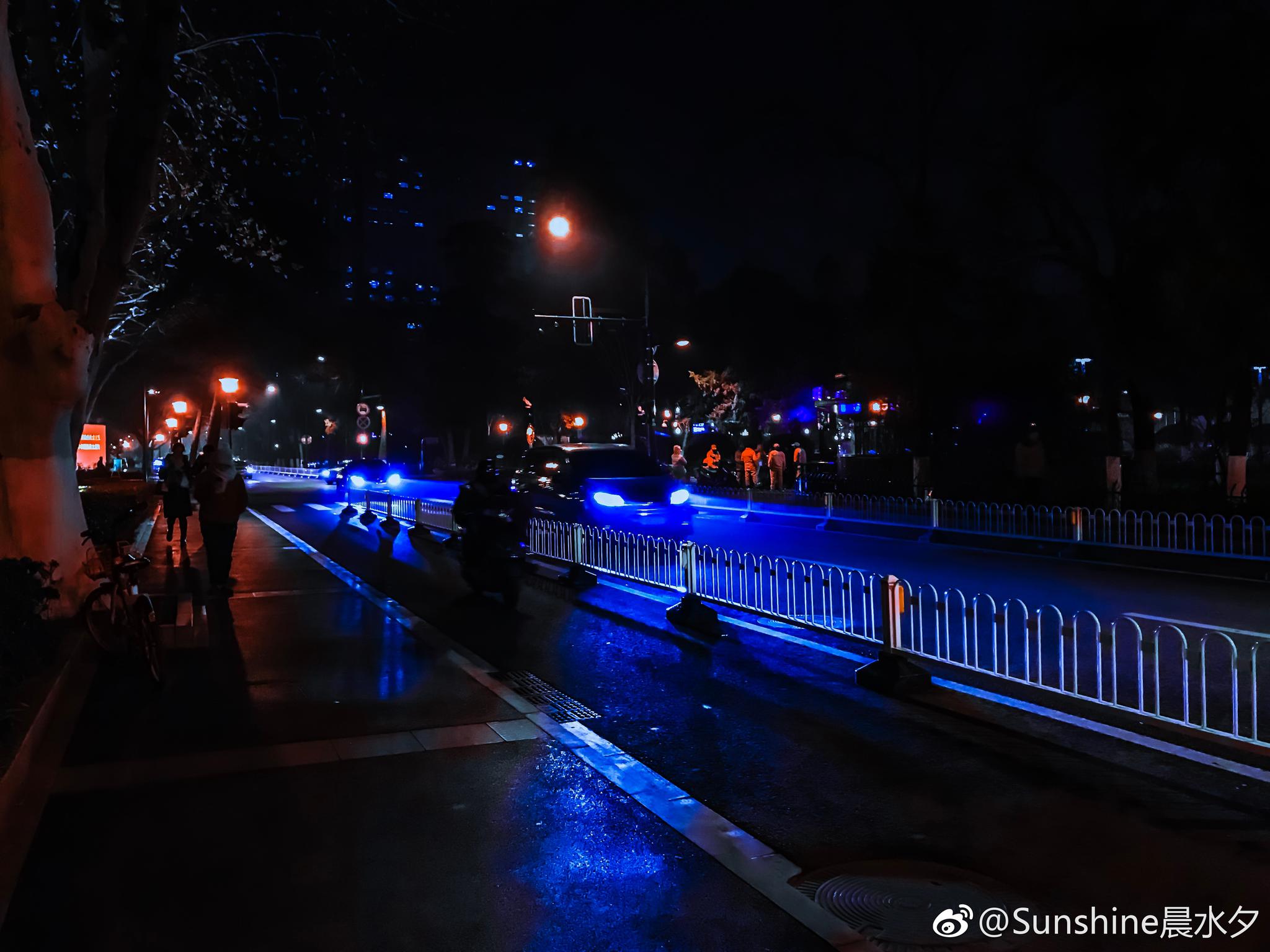手机冬夜,南京街头. @西门町吃在宁波 @微博摄影 @手机摄影