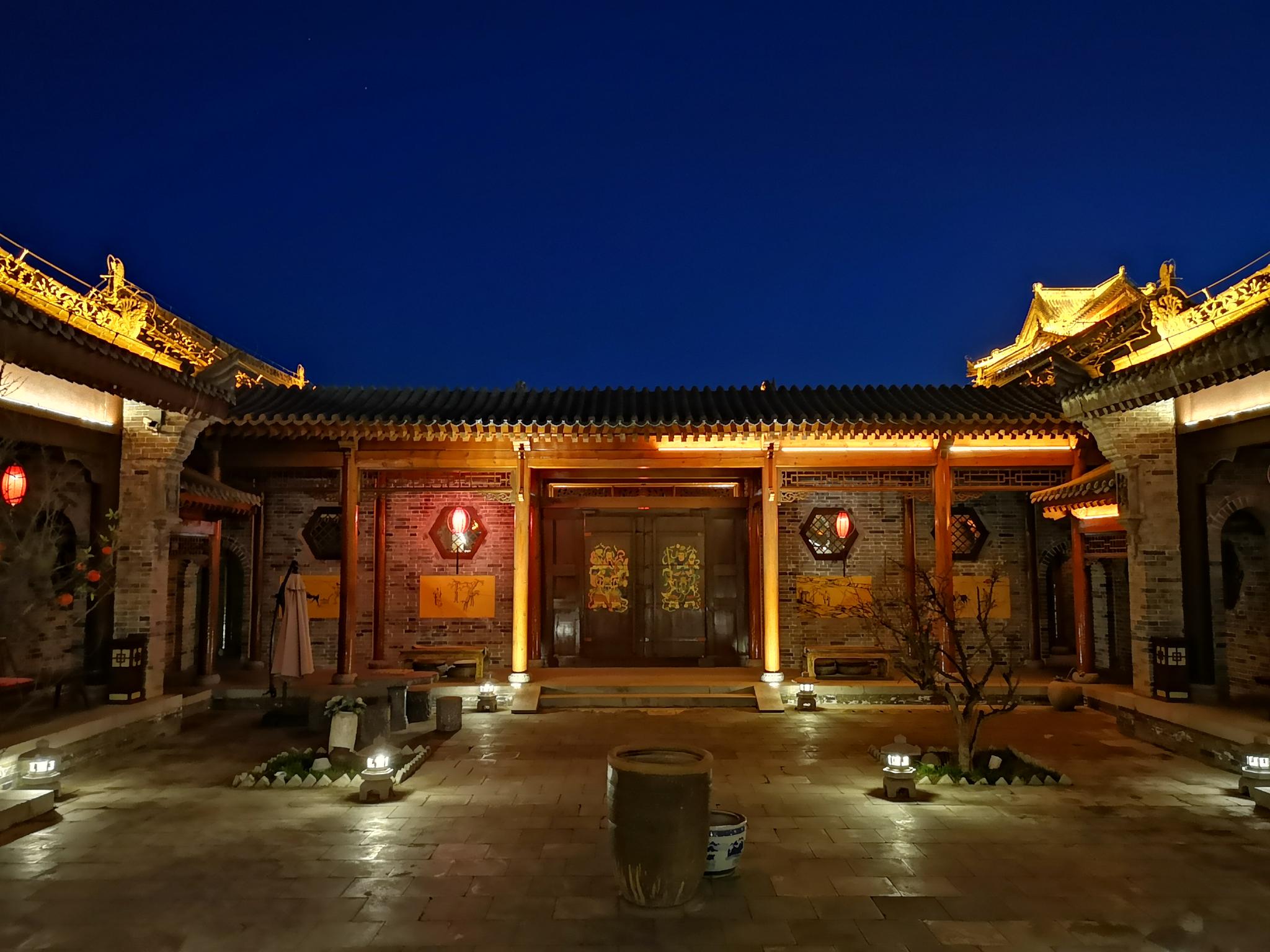 陕西游学第三天,晚上入住白鹿原,传统四合院夜景非常漂亮.