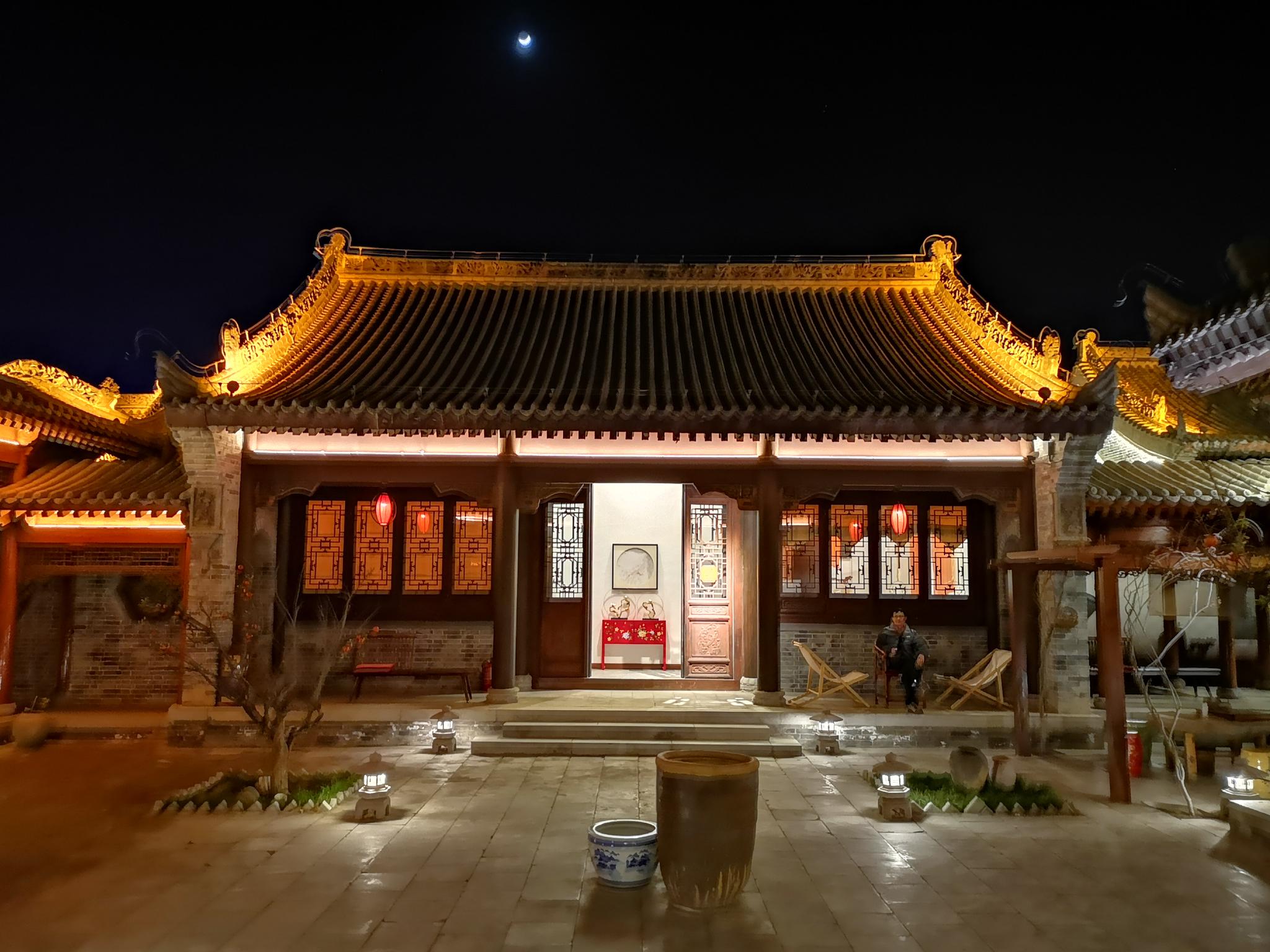 陕西游学第三天,晚上入住白鹿原,传统四合院夜景非常漂亮.