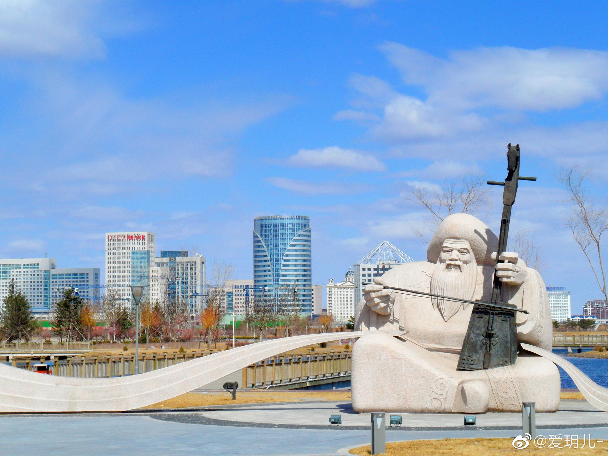 通辽市辽河公园拉马头琴老人雕塑和通辽市西拉木伦公园马头琴雕塑-大