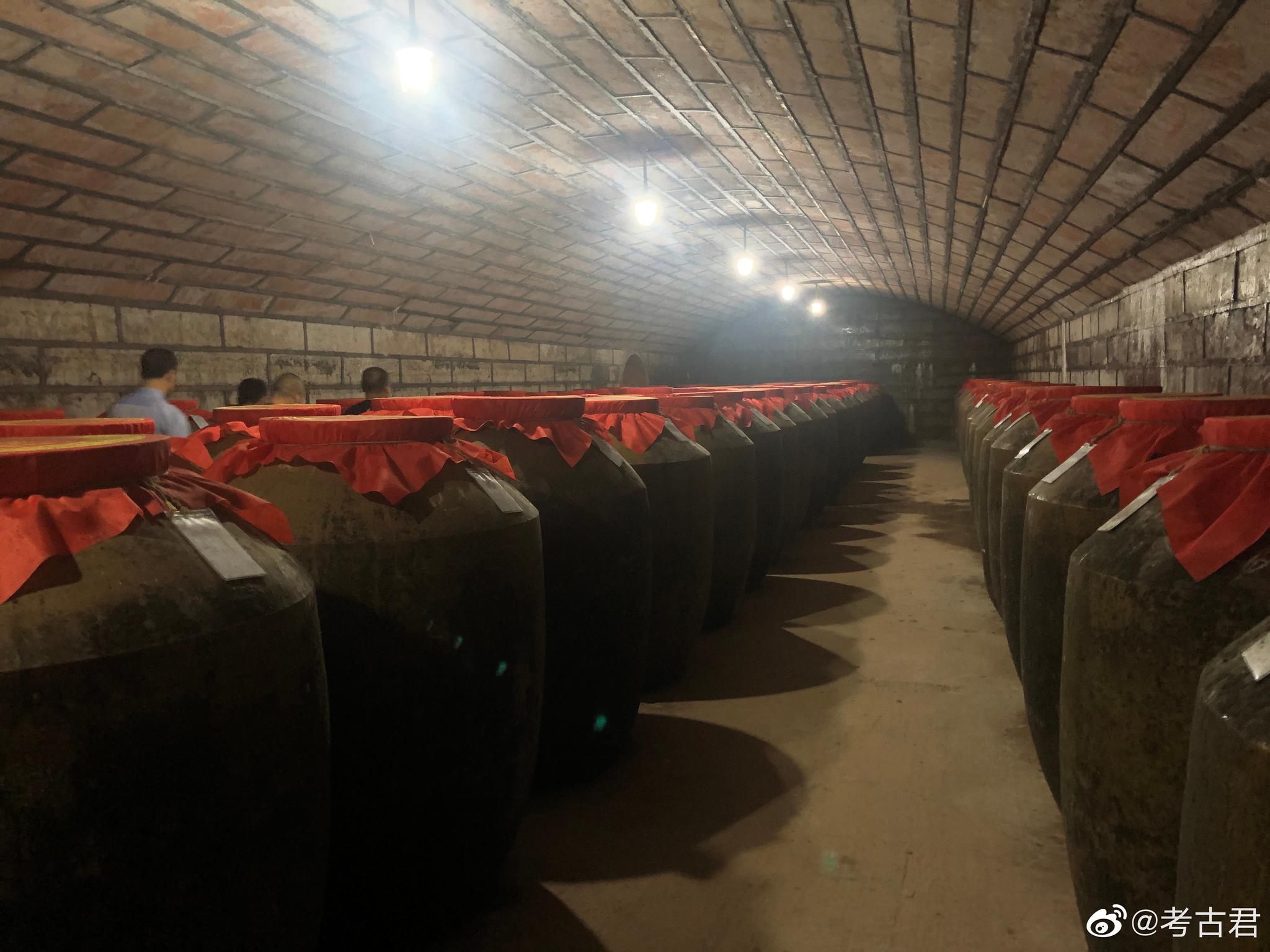 从来不喝酒的我,今天参观了一个大酒窖