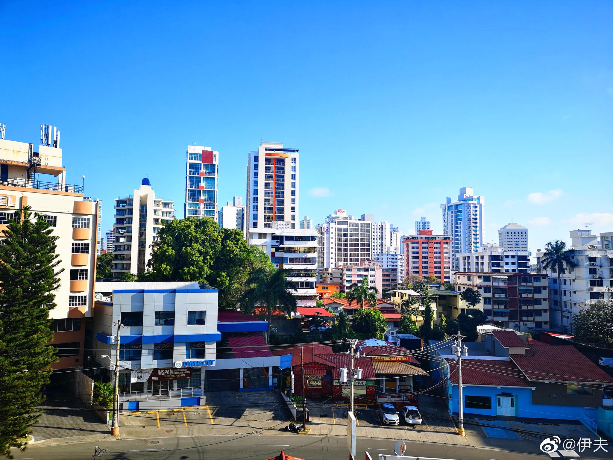从飞机上俯瞰巴拿马城湛蓝的加勒比海岸线上崛起的城市轮廓