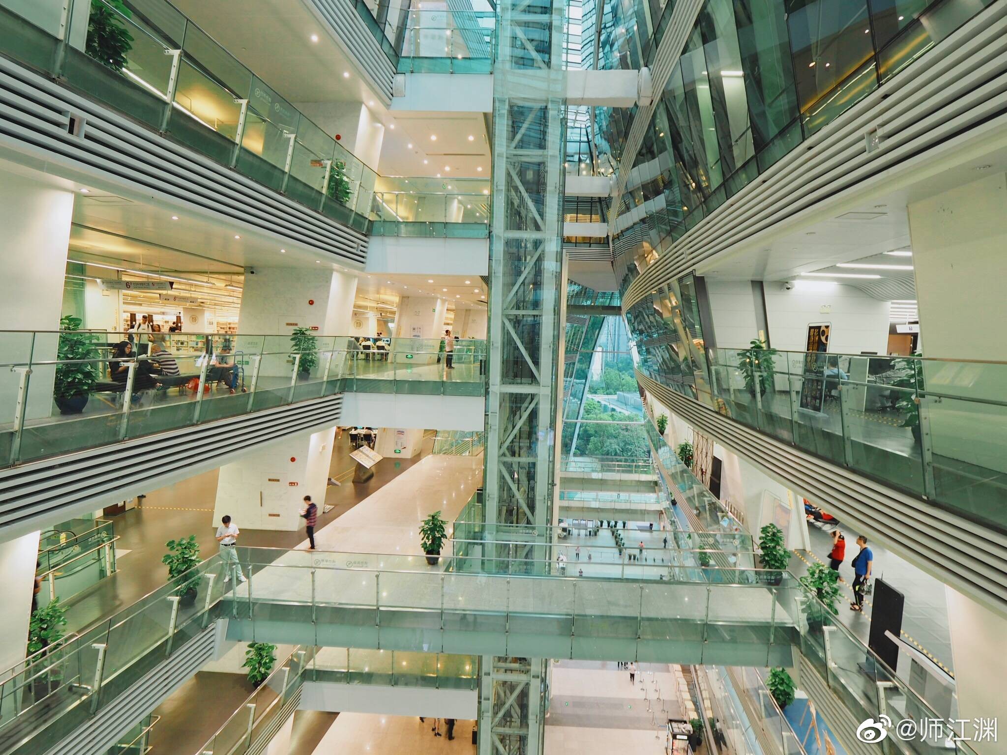 来广州真的一定要去广州图书馆看看广图无论是在建筑外观还是内部构造