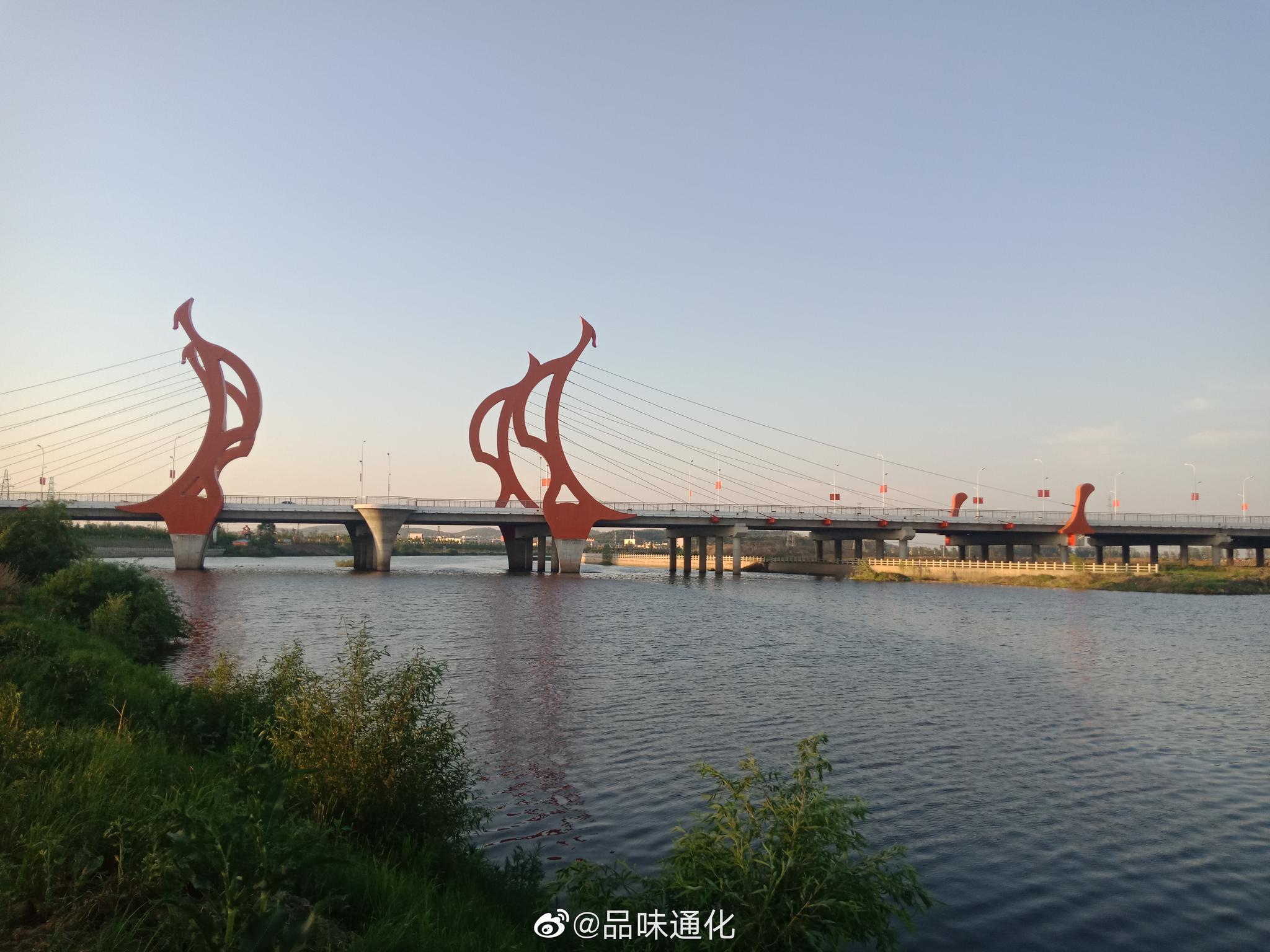 西阳下的朝阳镇胜利桥