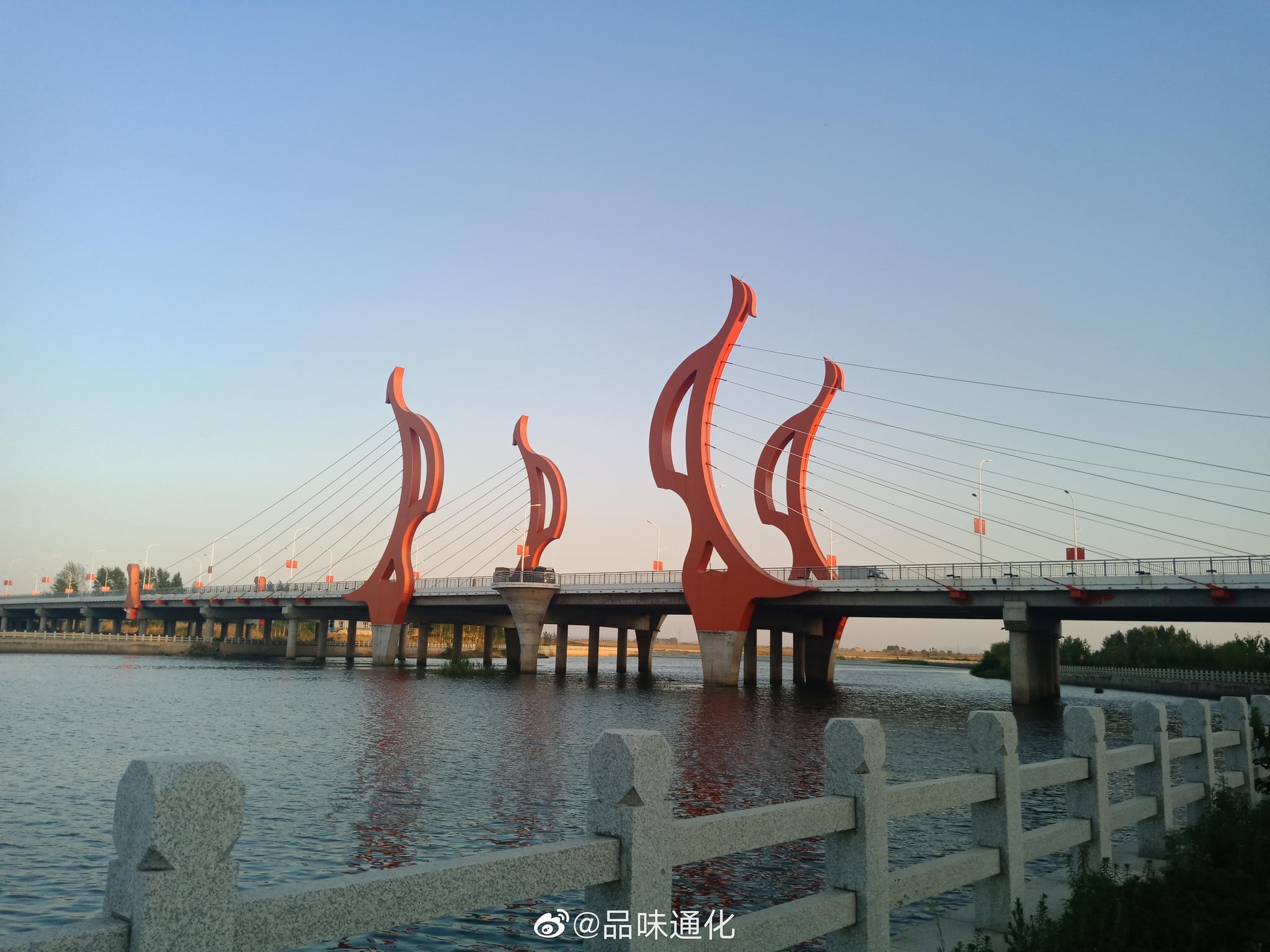 西阳下的朝阳镇胜利桥