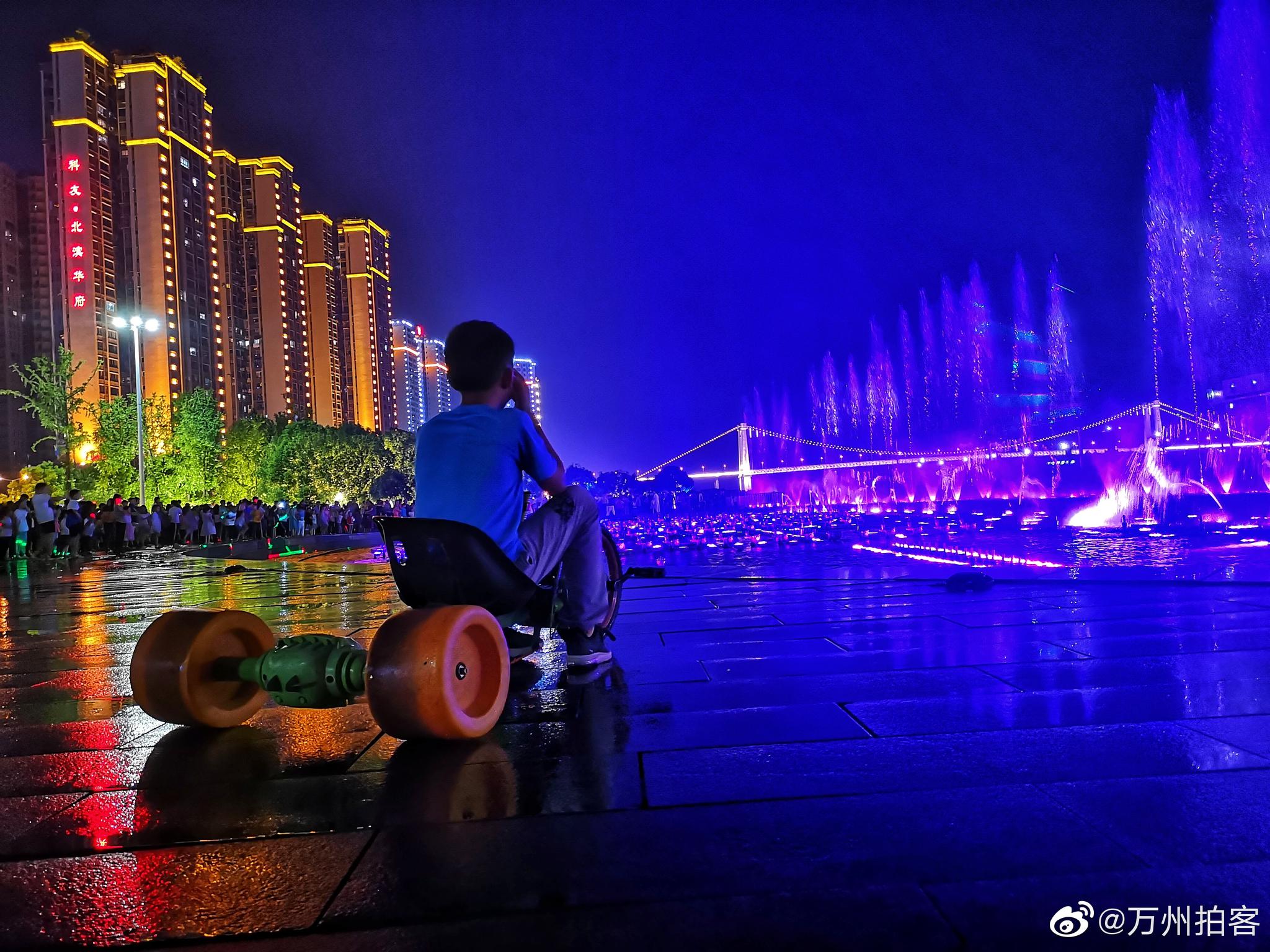 国庆万州音乐广场喷泉孩子们玩的真高兴