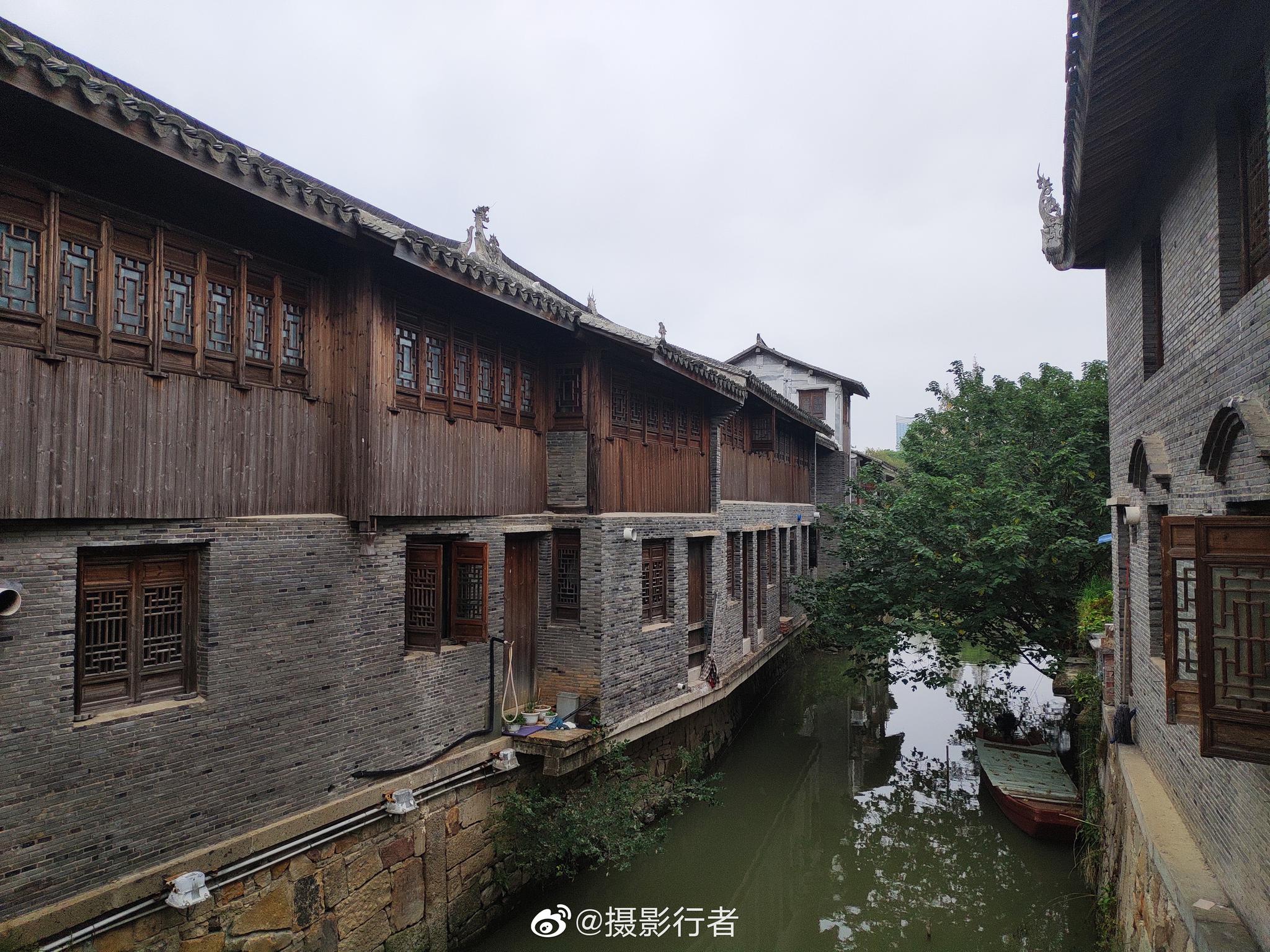 在浙江省台州市,"十里长街"即现在的路桥老街,起源于南宋,鼎盛于明清