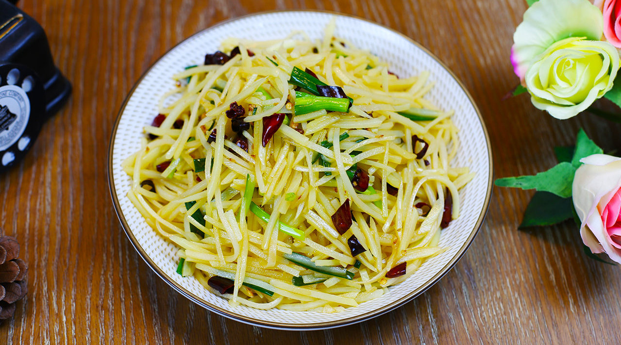 大厨教你椒香土豆丝的正确做法,香辣酸爽又开胃