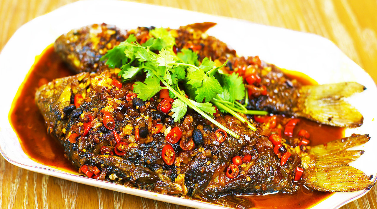 鲫鱼别炖汤了,加点老干妈,教你新吃法,鲜嫩又多汁,上桌就扫光