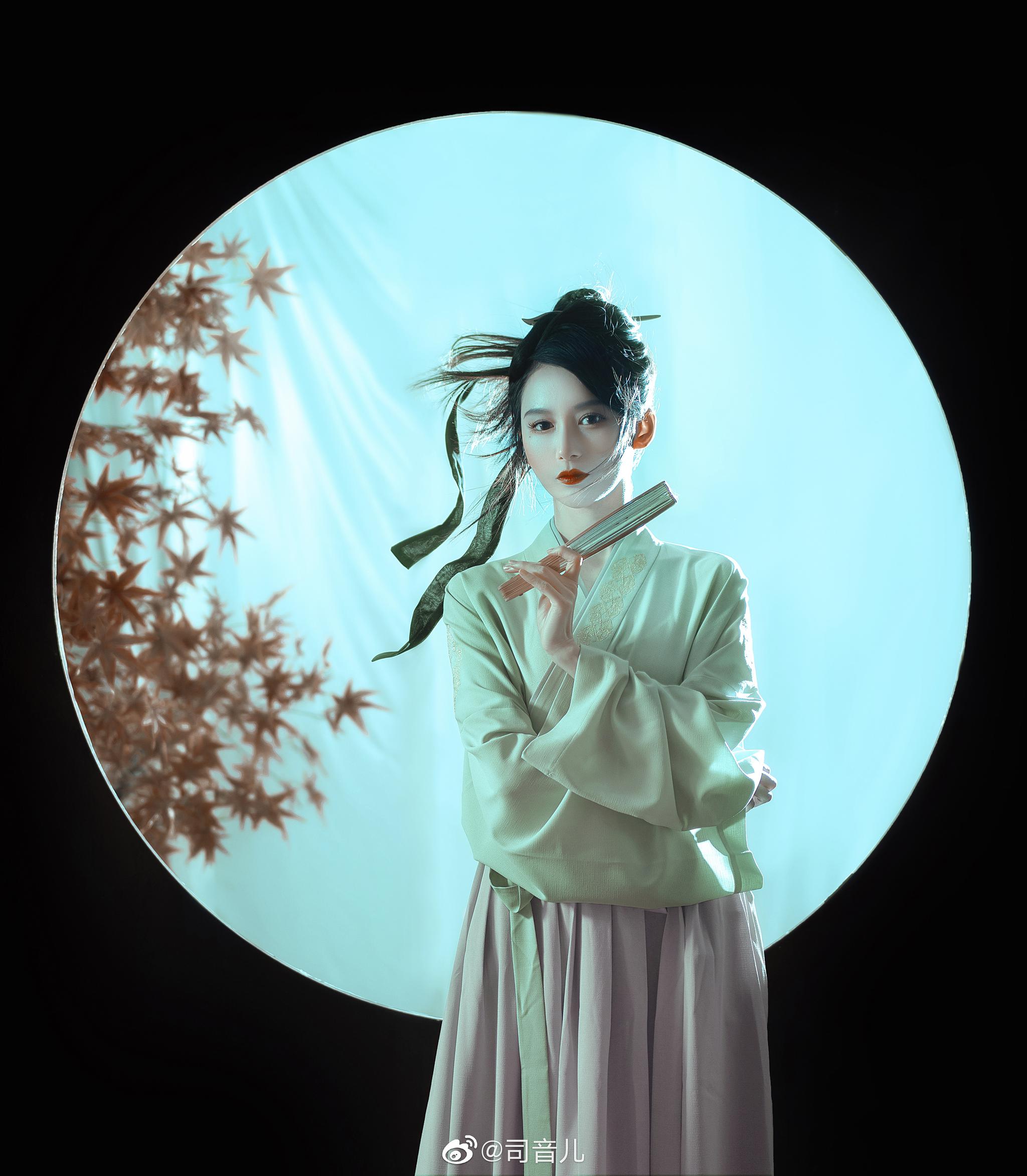 紫房日照胭脂拆素艳风吹腻粉开