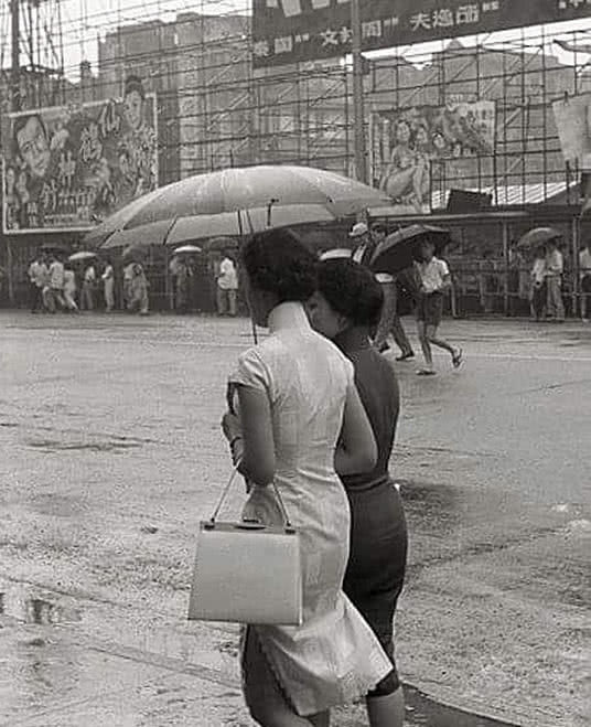 历史罕见老照片:图为50年代香港,女孩的辫子.