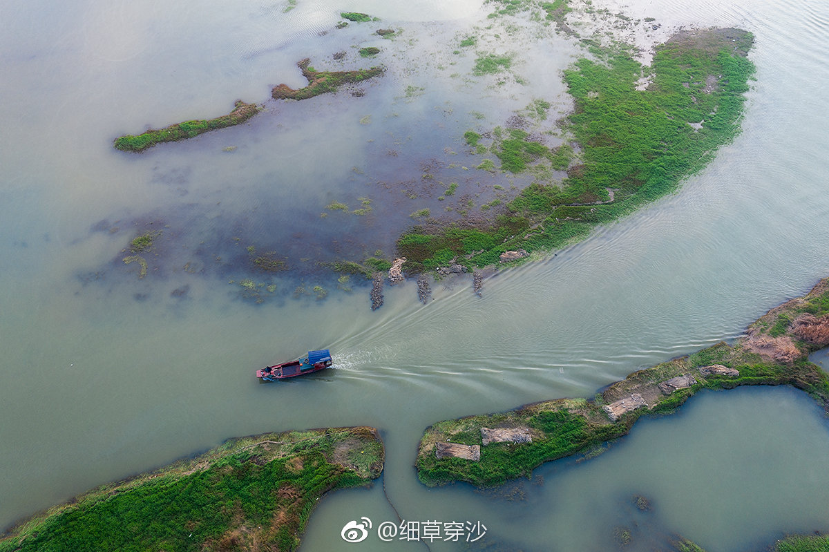 航拍鄱阳湖,中国第一大淡水湖,船来舟往,弯道绵延,信江