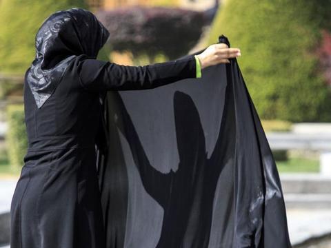 实拍脱掉黑罩袍的阿拉伯女性,原来如此美艳动人!