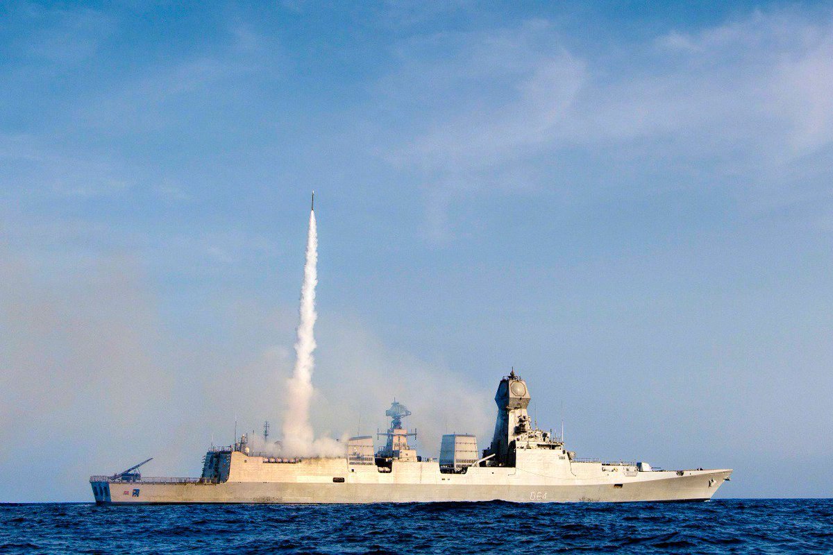 来青岛前,印度海军最新神盾驱逐舰访问金兰湾,越军难掩羡慕表情