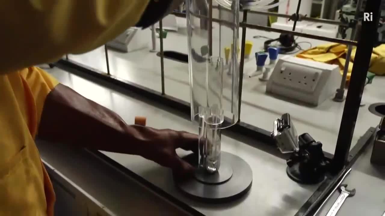 让氟和铯反应,这位朋友你怕不是疯了……|氟气|元素周期表|碱金属