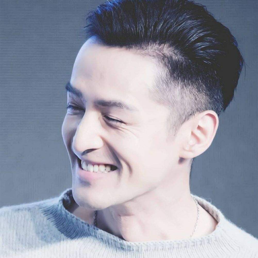 陈飞宇颁奖典礼上口误, 台下的胡歌开怀大笑, 爱笑的男人果然很帅