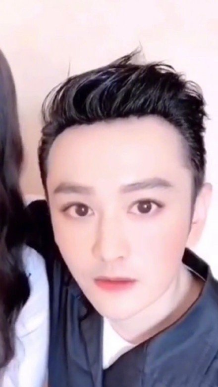 网红滤镜下的黄晓明下巴变尖了眼睛跟铜铃一样