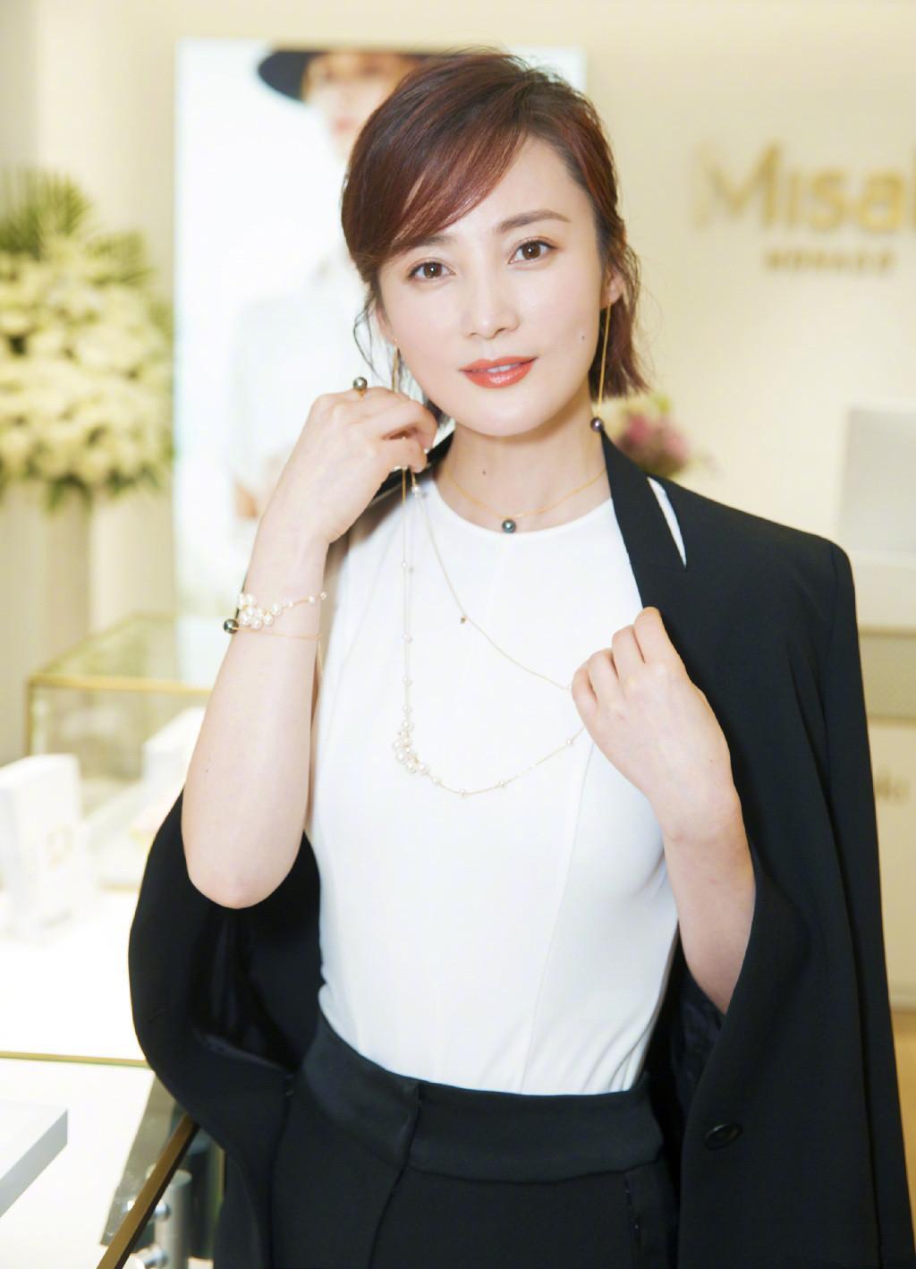 蒋勤勤剪空气刘海波波头,搭配西装变身职场女神,能减龄十岁