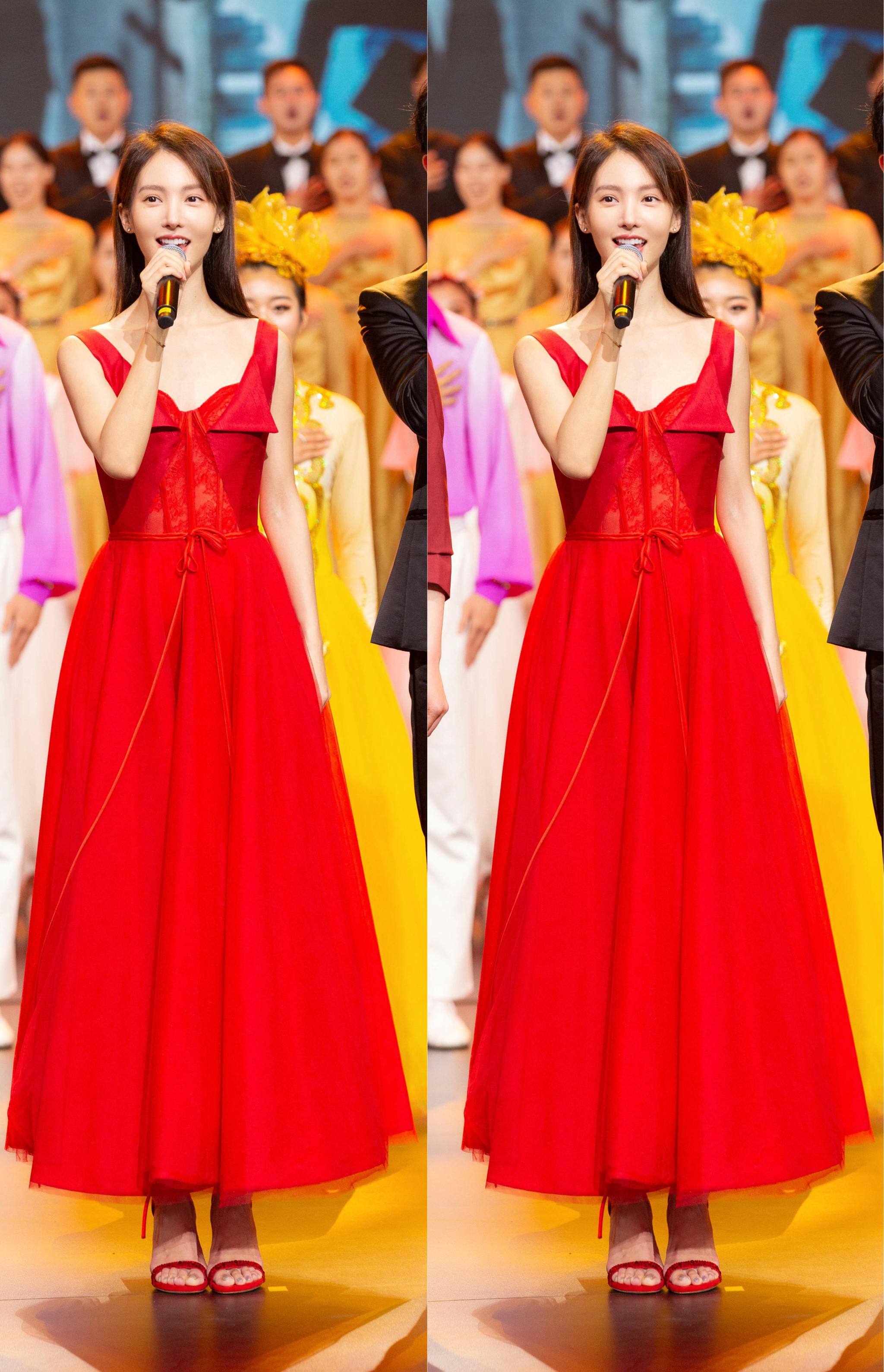 在上,@金晨 随《隐秘而伟大》亮相,一袭红裙炙热又优雅