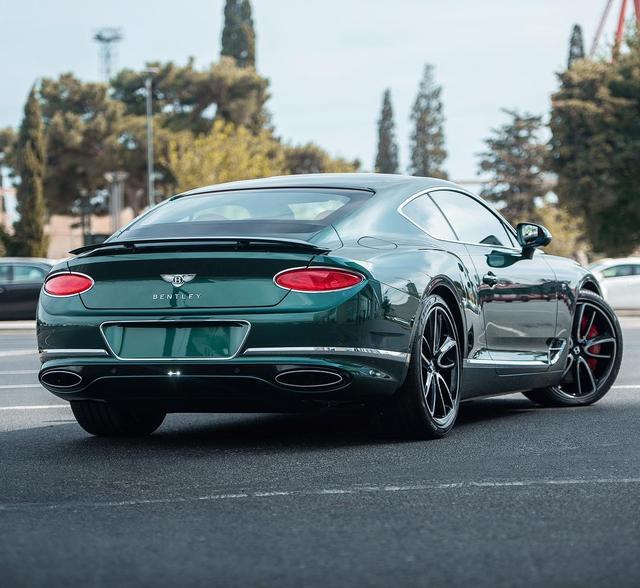 全新宾利欧陆gt实拍轿跑的颜值巅峰开起来像想象中一样完美