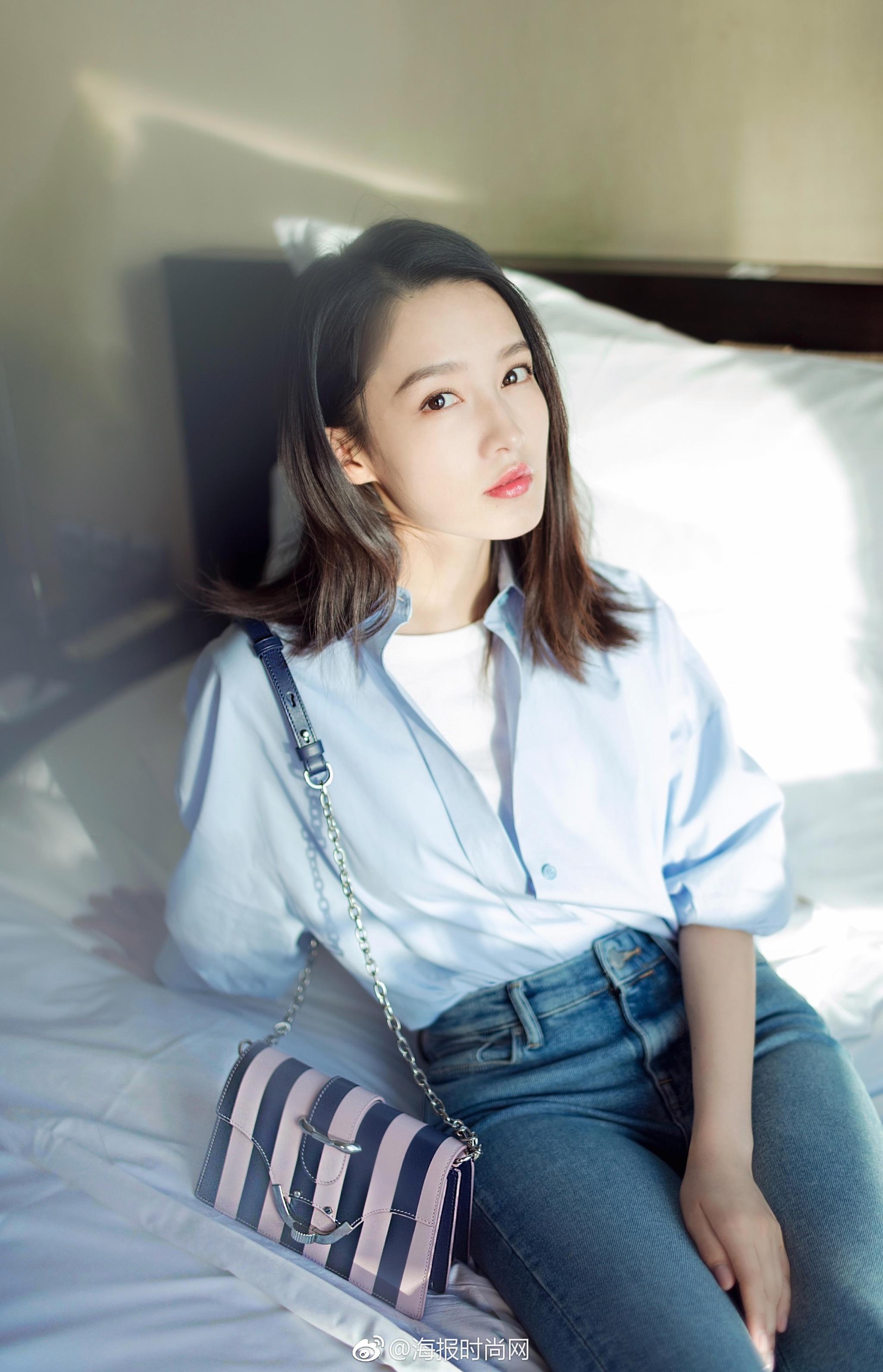 李沁 最新一组时尚大片曝光,她身穿蓝色条纹衬衫和牛仔裤