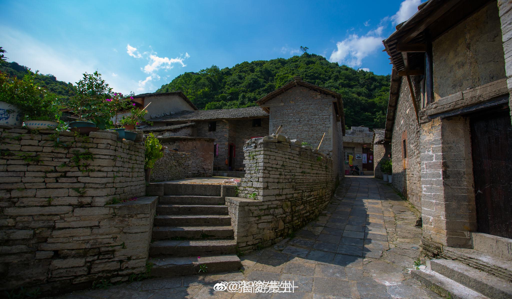 贵州安顺本寨的石板村.像是被晚霞洗礼一般,静谧,安逸|晚霞|石板|洗礼