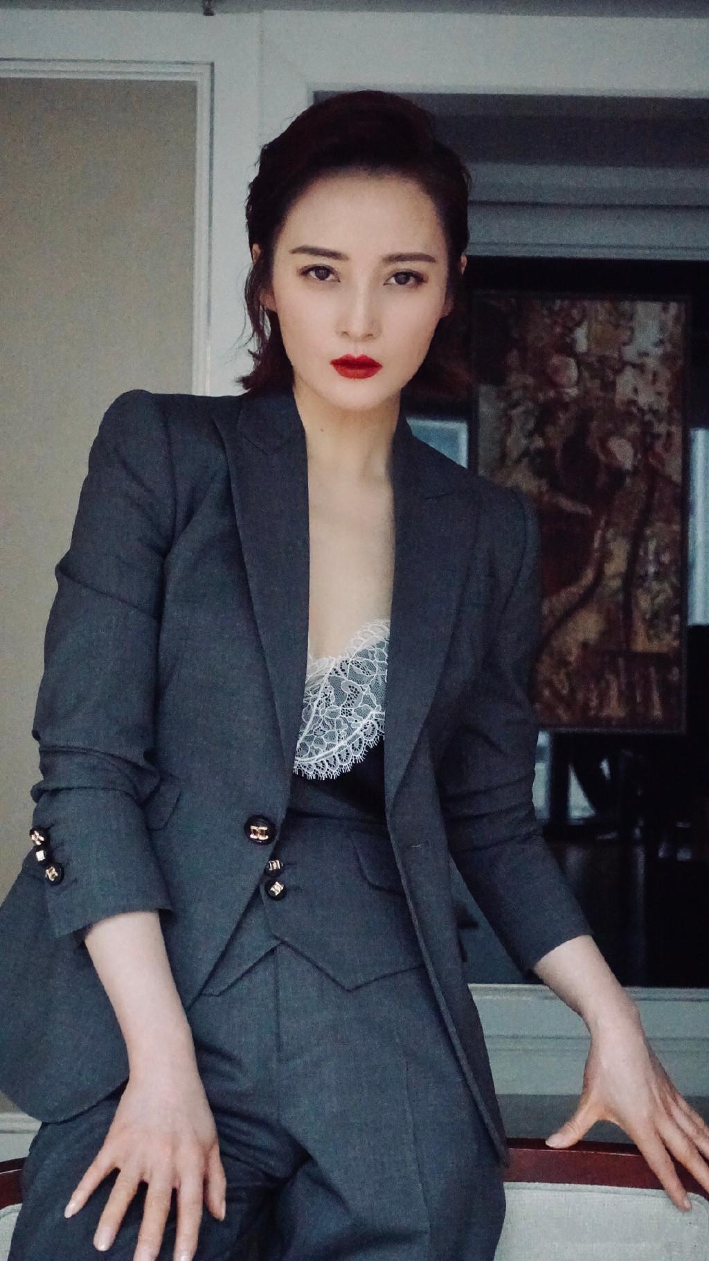 搭配西装变身职场女神,能减龄十岁|发型|蒋勤勤|脸型_新浪新闻